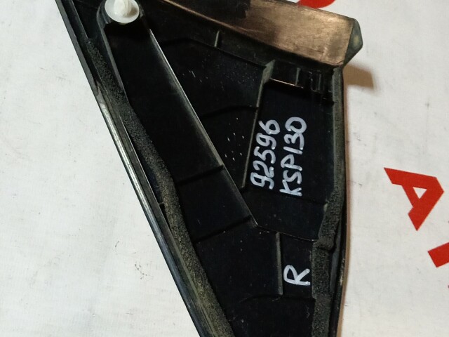 Уголок двери TOYOTA Vitz 