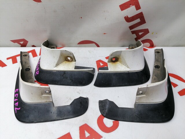 Брызговик NISSAN Sunny 