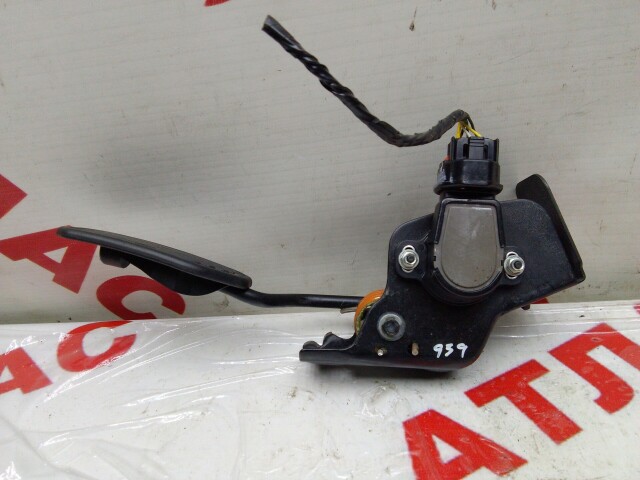 Педаль газа TOYOTA Avensis 