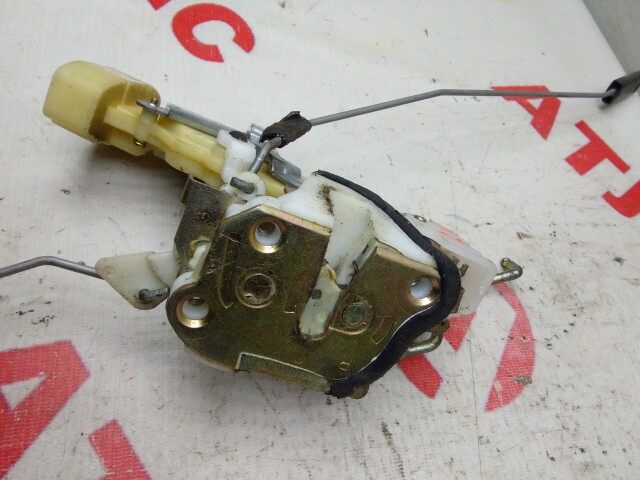 Замок двери TOYOTA Vitz 