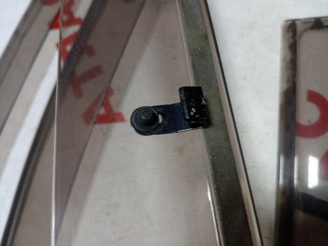 Ветровик TOYOTA Ist 