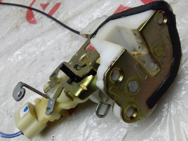 Замок двери TOYOTA Vitz 