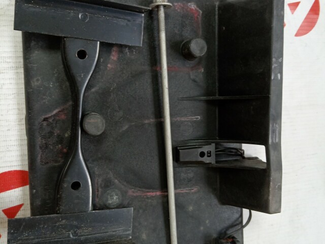 Крепление аккумулятора TOYOTA Vitz 