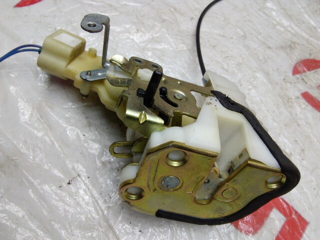 Замок двери TOYOTA Platz 