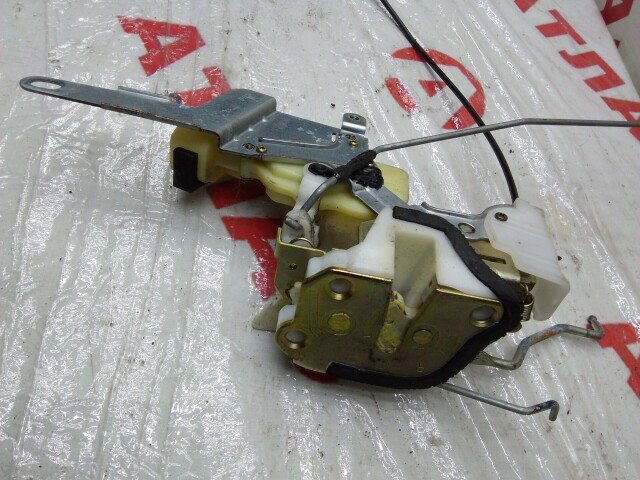 Замок двери TOYOTA Vitz 