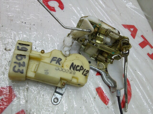 Замок двери TOYOTA Platz 