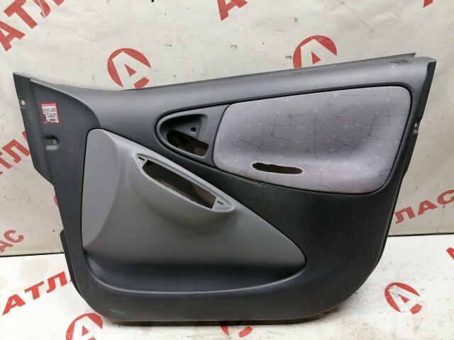 Обшивка двери TOYOTA Vitz 