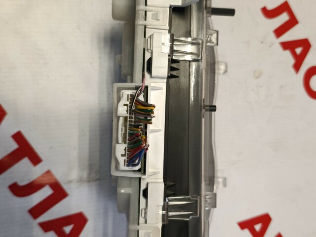 Щиток приборов TOYOTA Ist 