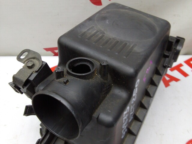 Корпус воздушного фильтра TOYOTA Avensis 