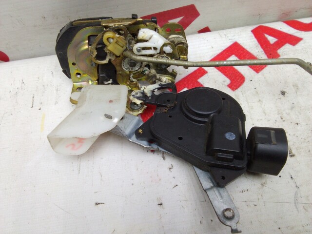 Замок двери TOYOTA Corolla Fielder 