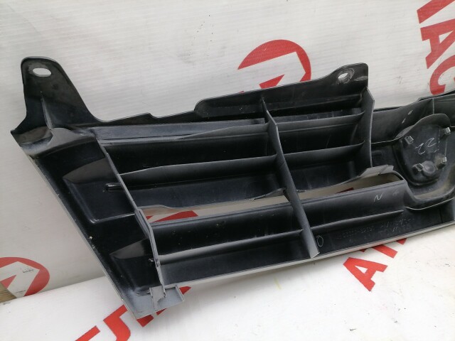 Решетка радиатора TOYOTA Ist 