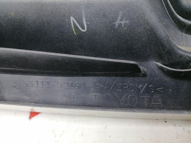 Решетка радиатора TOYOTA Ist 