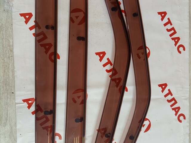 Ветровик NISSAN Juke 