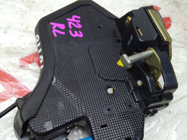 Замок двери TOYOTA Avensis 