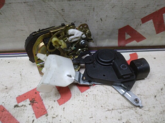 Замок двери TOYOTA Corolla 