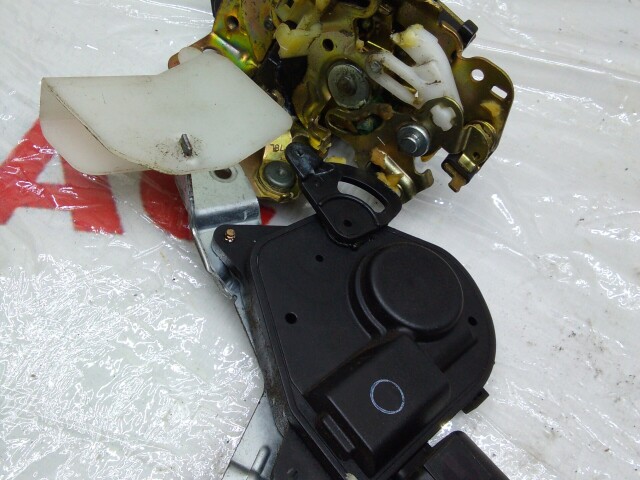 Замок двери TOYOTA Corolla 