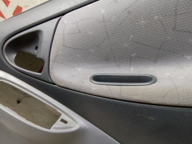 Обшивка двери TOYOTA Vitz 