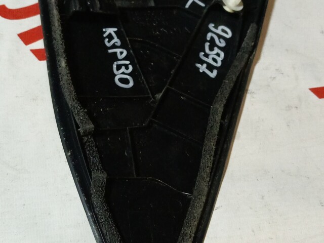 Уголок двери TOYOTA Vitz 