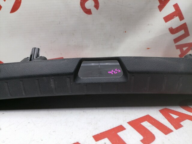 Накладка замка багажника TOYOTA Corolla Axio 