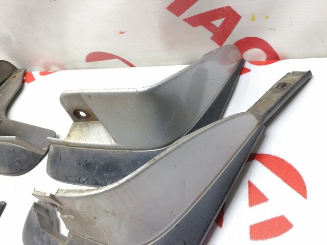 Брызговик NISSAN Sunny 