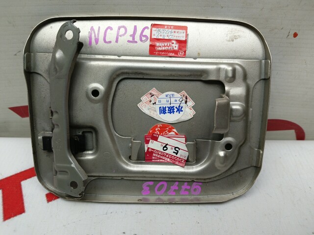 Лючок бензобака TOYOTA Platz 