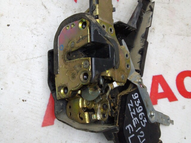 Замок двери TOYOTA Corolla 