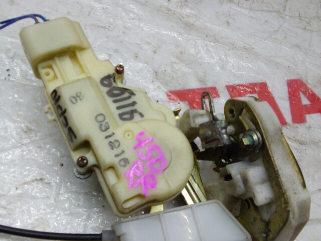 Замок двери TOYOTA Vitz 