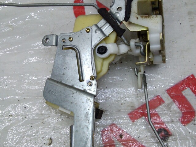 Замок двери TOYOTA Vitz 