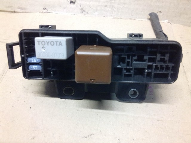 Блок предохранителей TOYOTA Avensis 