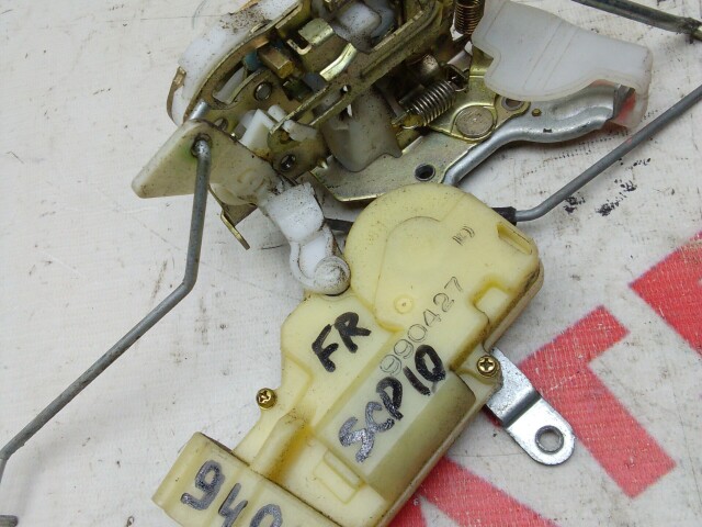 Замок двери TOYOTA Vitz 