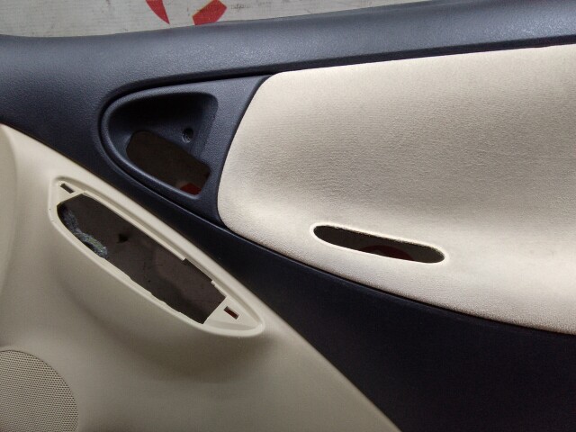 Обшивка двери TOYOTA Vitz 