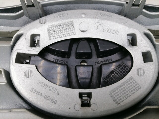 Решетка радиатора TOYOTA Avensis 