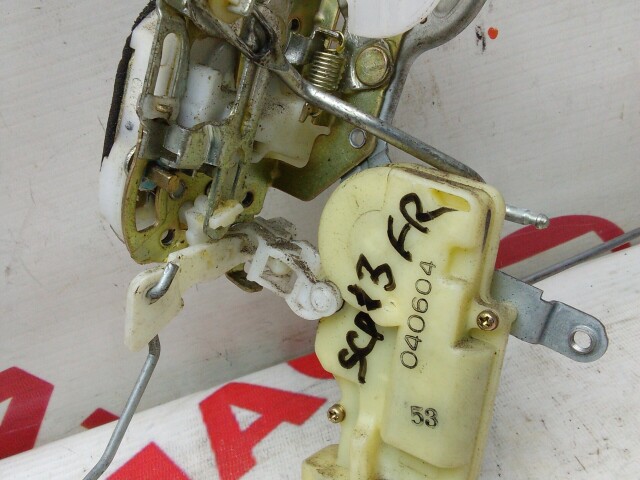 Замок двери TOYOTA Vitz 