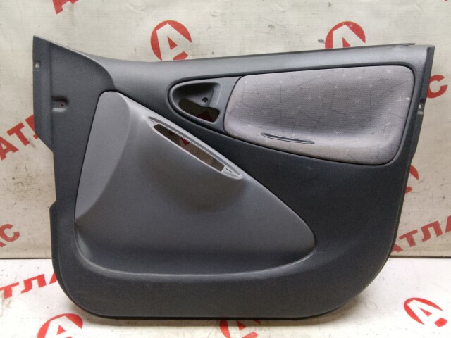 Обшивка двери TOYOTA Vitz 