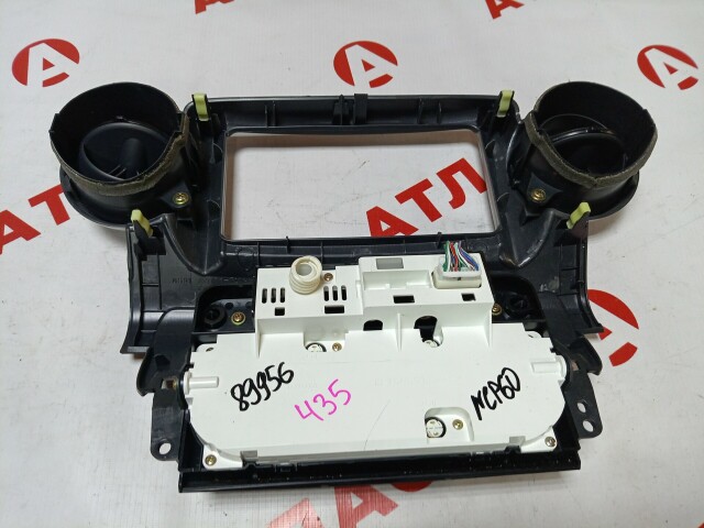 Блок управления печкой и кондиционером TOYOTA Ist 