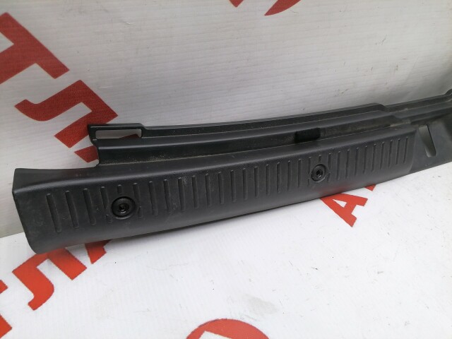 Накладка замка багажника TOYOTA Corolla Fielder 