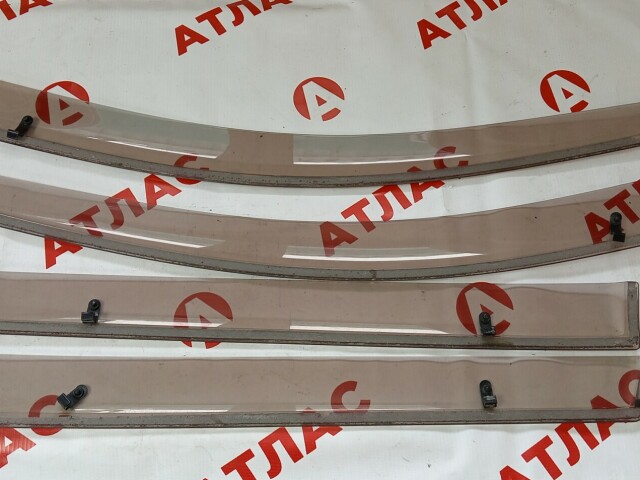 Ветровик TOYOTA Ist 