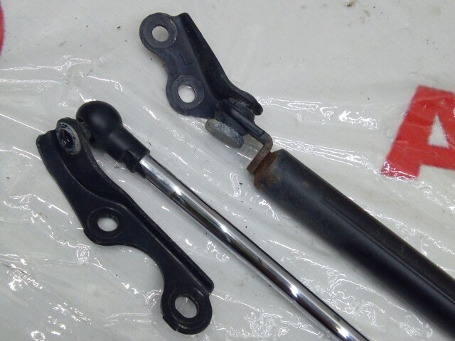 Амортизатор багажника TOYOTA Vitz 