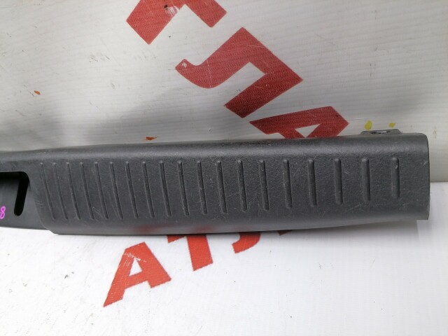 Накладка замка багажника TOYOTA Vitz 