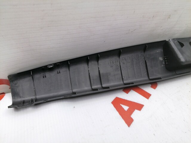 Накладка замка багажника TOYOTA Vitz 