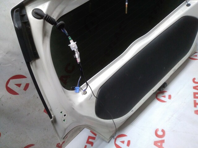 Дверь багажника TOYOTA Ist 