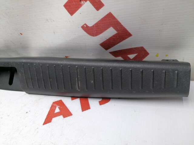 Накладка замка багажника TOYOTA Vitz 