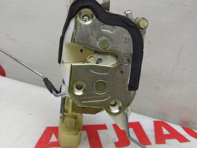 Замок двери TOYOTA Vitz 