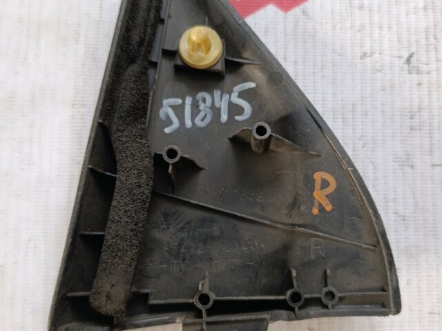 Уголок двери TOYOTA Vitz 