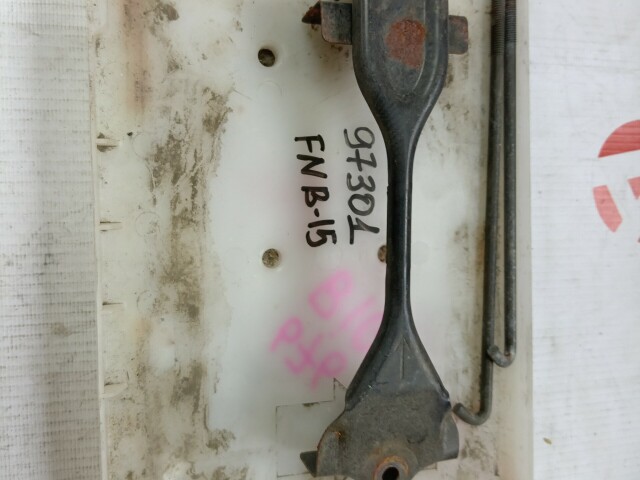 Крепление аккумулятора NISSAN Sunny 